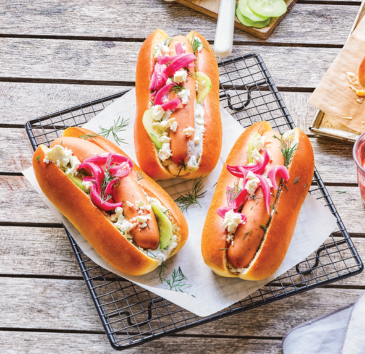 Brioch’Hot Dogs Tzatziki, Feta et Oignons Rouges