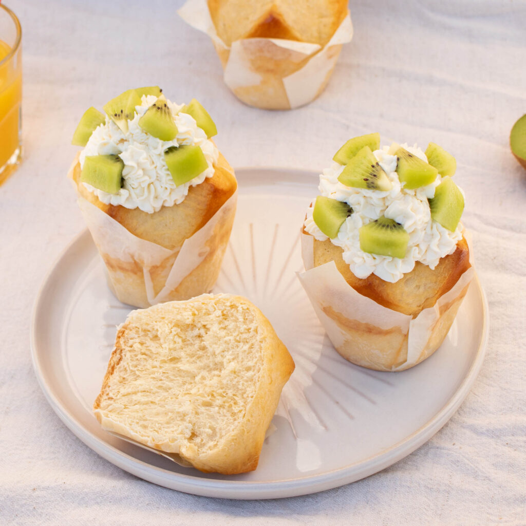 Muffin with kiwis