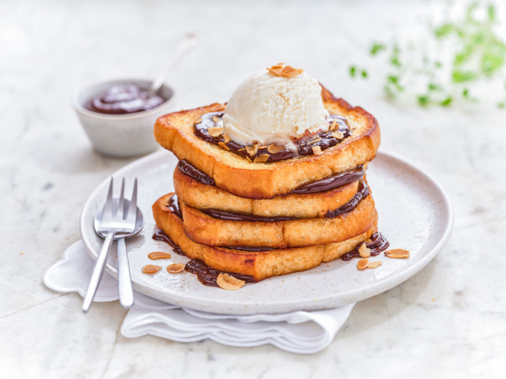 GOURMET BRIOCHE WITH CHOCOLATE AND VANILLA ICE CREAM